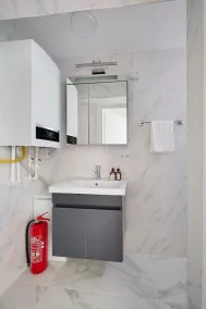 This apartment is a 1 bedroom(s), 1 bathrooms, located in Beşiktaş, İstanbul. - Image 2