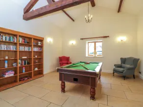 LOWER FARM BARN, pet friendly, luxury holiday cottage in Bampton - Image 3