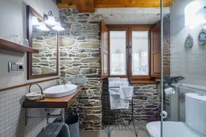 Appartamento \"Apartamento Adega\" camera interna, con finestra che si affaccia su un portico interno - Image 2