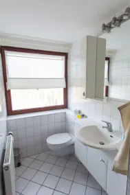 Ferienwohnungen-Neue-Tiefe-Wohnung-Kleiderbuegel - Image 2