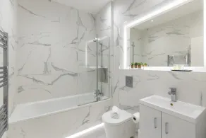 Spacious Luxury King Bed - Central Location - Image 2
