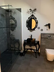 Chambre Baroque Avec Jacuzzi Privatif Sous les Poutres - Image 5
