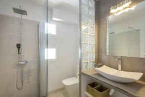 Views, comfort & relax in a great location - Image 5