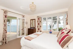 Beautifully appointed seafront apartment - Image 4