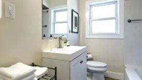 Wunderschön in der Innenstadt von Royal Oak! Designer-Haus, perfekte Bewertungen, 2 Vollbäder! - Image 4