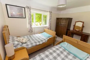 Spacious Family Bungalow with Oak Garden Room - Image 5