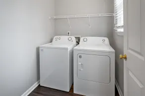 3-5 Mins from Downtown Cozy Clean & Newly Renovated 2 level Home - Image 2