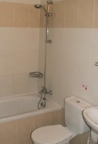 Spacious 1 bedroom apartment, perfect for relaxing or exploring! - Image 3