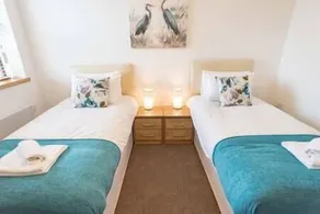 Comfortable Swindon 2 bedroom Apartment, sleeps 5, FREE Parking - Image 3