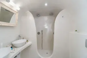 Fira-Cave-Sleeps 13-Parking-Pool-Pet Friendly - Image 4