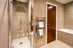 Stunning 3 bedroom luxury - Image 5