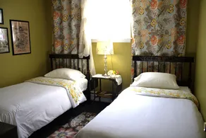 Taylor's Pharmacy Guesthouse - Image 5