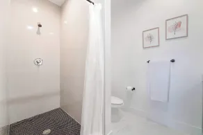 Spacious Townhouse with 2 Levels For All Family - Image 4