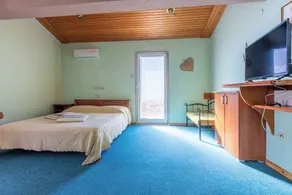 Holiday apartment with two bedrooms and a terrace with sea views - Image 5