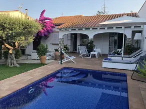 Detached house with private garden and swimming pool; air conditioning wifi internet - Image 3