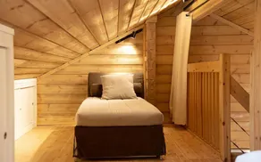 Eco-friendly chalet on the edge of a private pond - Image 4