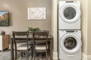 ★ Elite 1 Bedroom Suite ★ 400+Wi-Fi★King Bed★ BYU★ - Image 2
