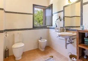 Luxurious finca with large pool in a unique location - Image 2