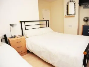 House - Sleeps 5, Private Garden & Free Parking - Image 3