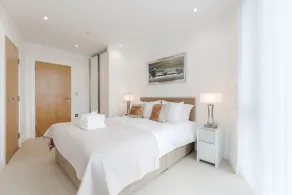 LUXURY STRATFORD APARTMENT - Image 5