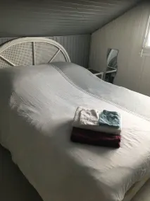 Petite Maison atypique 5 couchages ,2 lits doubles et un lit simple ! avec un grand terrain !animaux bienvenus !wifi netflix écran plat 4k - Image 5