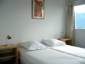 Samtida hus, trä och glas med uppvärmd pool - Image 5