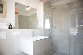 Modern apartment in historic villa with park in the center of the old town - Image 5