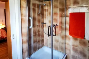 The beautiful apartment with separate entrance is on the 1st floor and accessible via 7 steps. The apartment is quietly located and only a few minutes away from the town center. The living space of 62 sqm consists of one bedroom with a... - Image 2