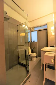 Luxury, comfortable and peaceful with free parking - Image 4