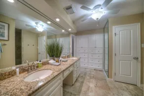 Accueil Lakefront magnifique avec piscine et spa sur une crique tout à fait / protégée sur le lac Conroe - Image 5