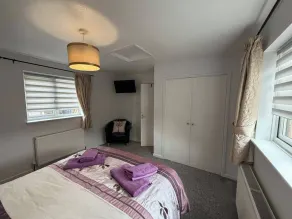 Sleeps 5 pet friendly Enclosed garden Parking - Image 5