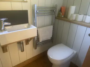 Cabin Retreat in Bedford - Sleeps 2 & Free parking - Image 2