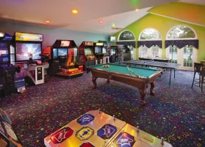 Genießen Sie unser Colonial Style Resort in Williamsburg mit kostenlosen Parkplätzen, Zugang zum Pool, Minigolf und Tennis - Image 5