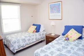 walking distance to restaurants, shopping, and the beach - Image 4