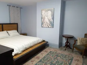 Cozy escape close to downtown, stadiums & parks - Image 3