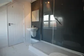 Modernes neu renoviertes Einfamilienhaus. Kurzer Fußweg zum Strand. - Image 3