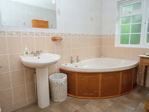 4 bedroom accommodation in Ringstead - Image 2