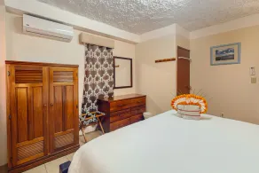Perfectly located apartment w/ WiFi, AC, shared garden/pool - steps to seashore - Image 4