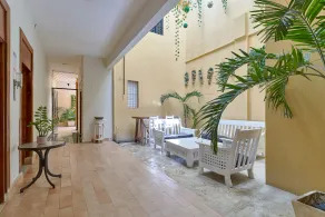 Colonial Oasis: Stylish Retreat with Free WiFi and Invigorating Hot Water - Image 5