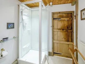 1 bedroom accommodation in Glossop - Image 5
