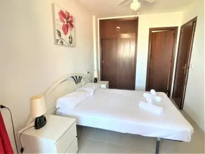 Bright and spacious 3 bedroom frontline with stunning views - Image 4