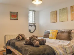 2 bedroom accommodation in Ventnor - Image 3