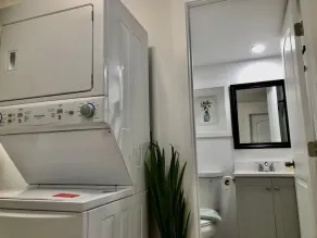 Private 1BR Suite w Full Kitchen & Laundry - Image 2