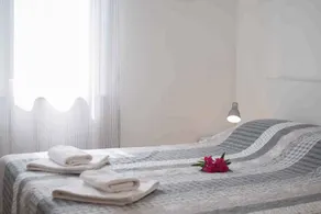 Holiday apartment with balcony and air conditioning - Image 2