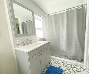 Beautiful room in prime location - Image 4