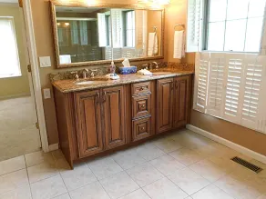Office and 5 BR, Updated Bathrooms, Movie Theater in Creve Coeur - Image 4
