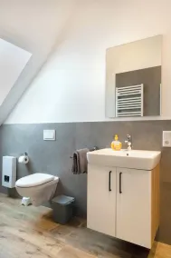 The approx. 50 m², lovingly furnished 2-room apartment is located in the heart of Bad Zwischenahn and offers the perfect retreat for couples or solo travelers. The modern top-floor apartment impresses with its stylish design. - Image 3