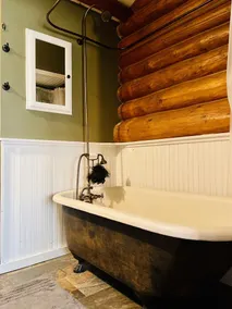 North Shore Tiny Log Cabin Retreat - Image 4