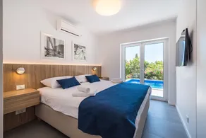 Modern villa with heated private pool, 100 m distance from the sea - Image 5