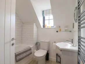 9 OAKS COURT, pet friendly, country holiday cottage in Aldeburgh - Image 4